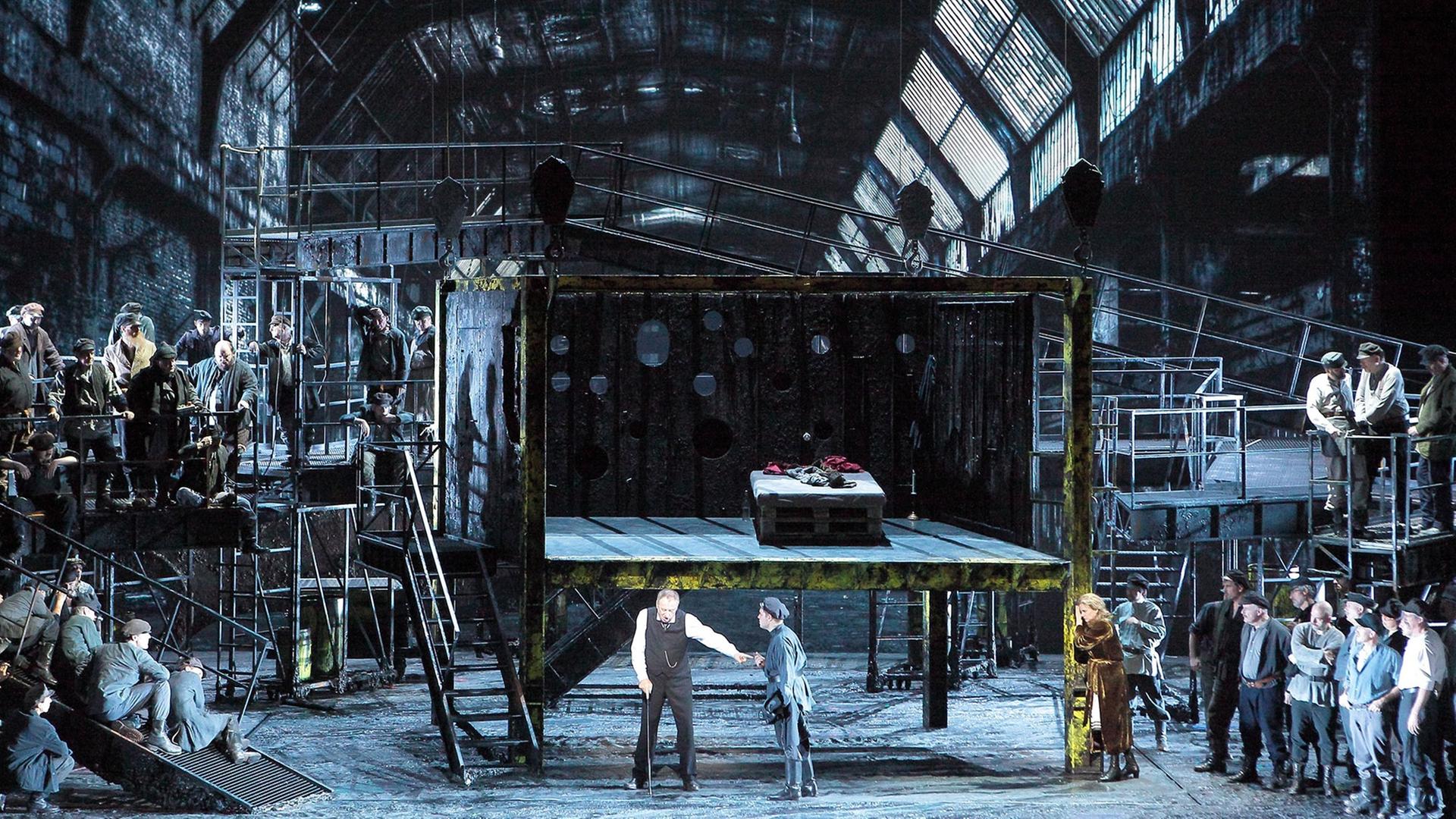 Szene aus der Oper "Lady Macbeth von Mzensk" von Dmitri Schostakowitsch an der Bayerischen Staatsoper.