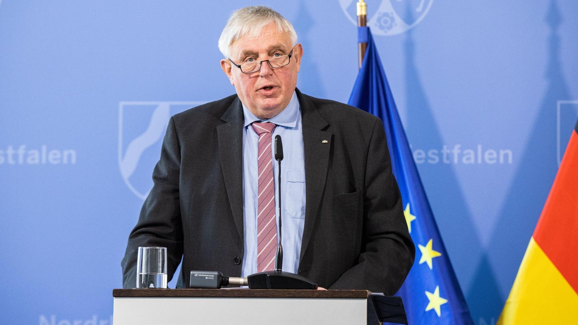 Karl-Josef Laumann steht an einem Rednerpult. Karl-Josef Laumann steht an einem Rednerpult.