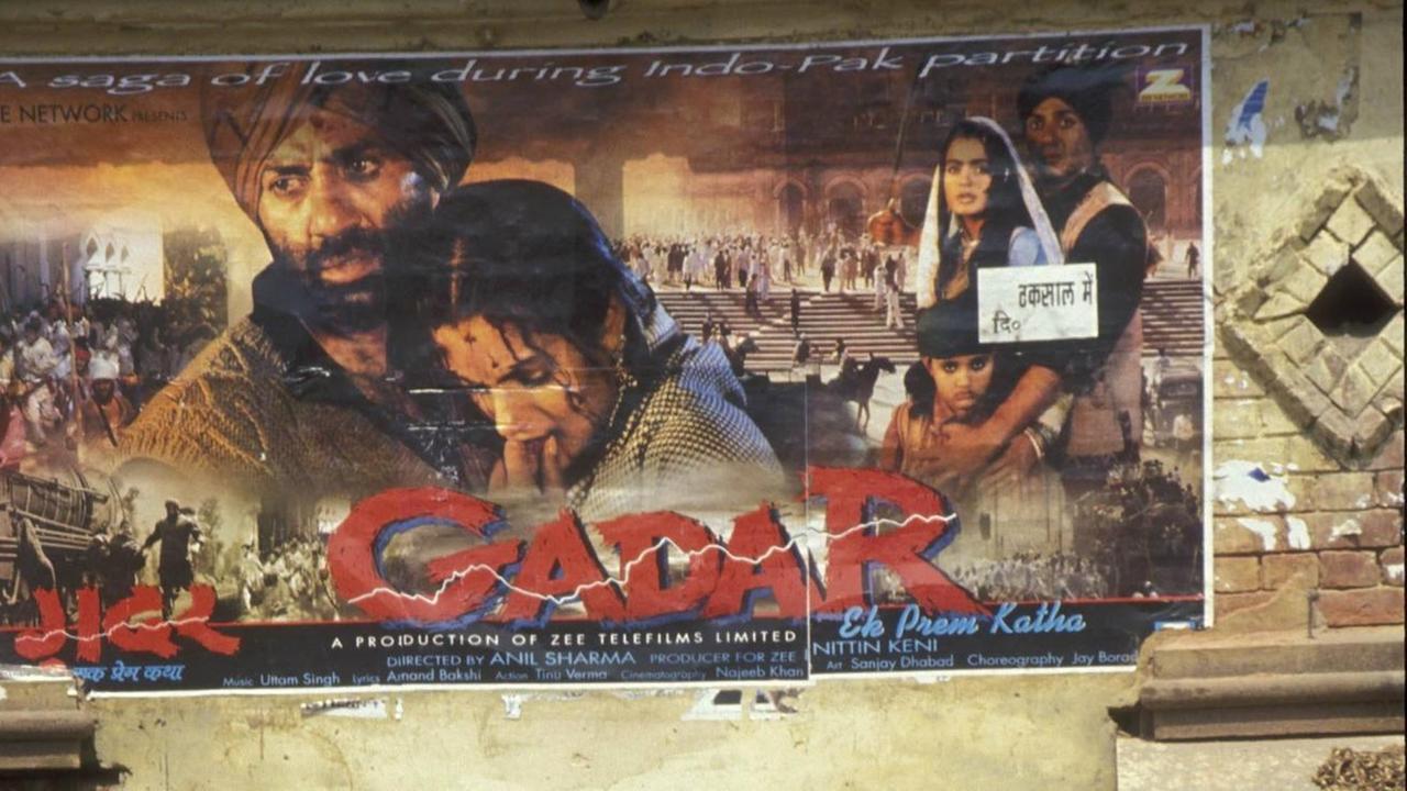 Bollywood-Plakat in Varanasi, Indien Bollywood-Plakat in Varanasi, Indien
