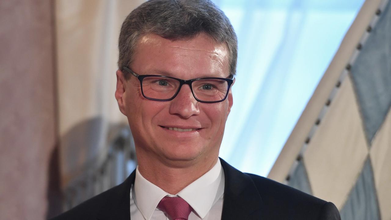Bernd Sibler lächelt bei seiner Ernennung zum Staatsminister im Prinz Carl Palais in München.
