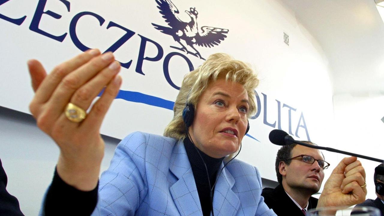 Erika Steinbach, die damalige Präsidentin des Bundes deutscher Vertriebener, 2003 bei einer Diskussion in Polen, wo das Projekt kritisch verfolgt wird