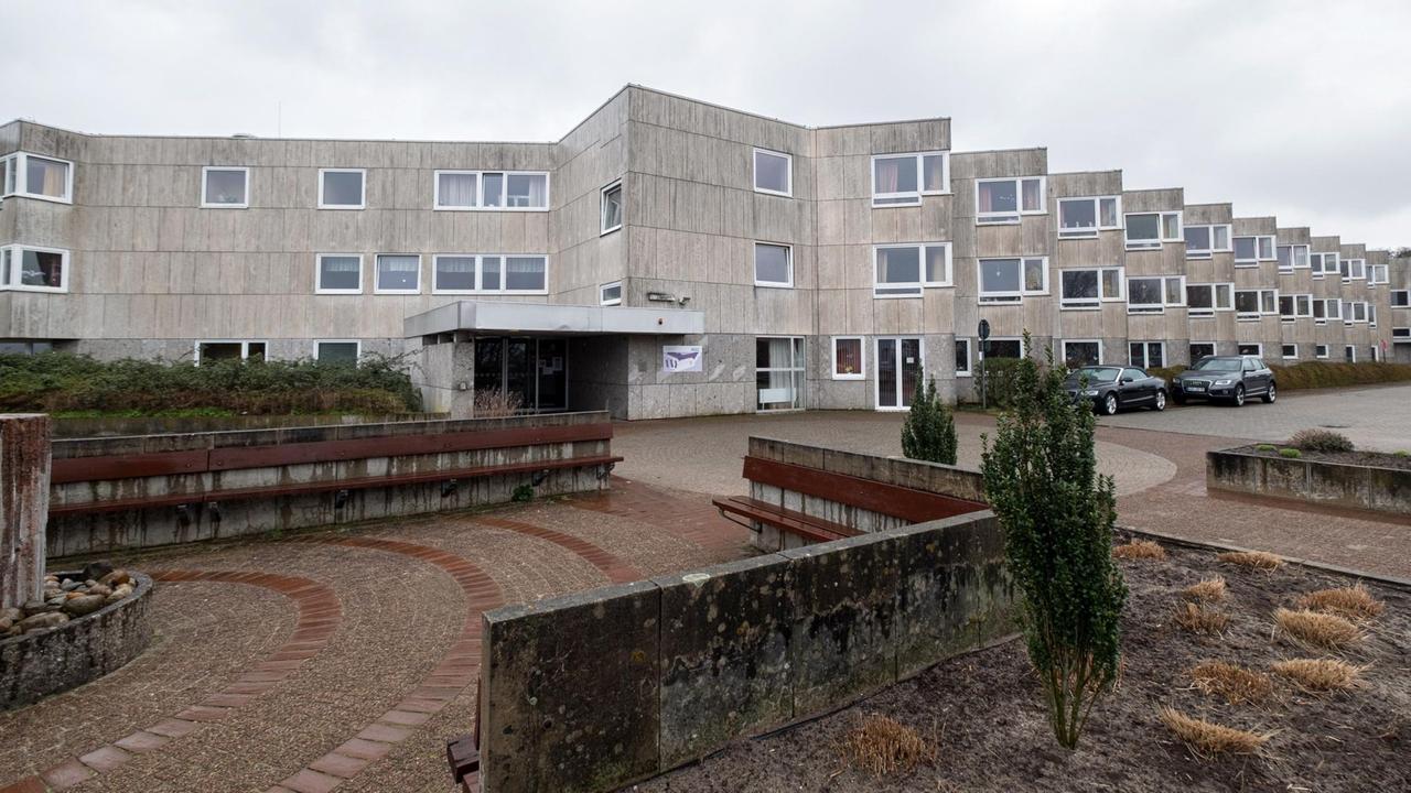 Das Hanns-Lilje-Heim in Wolfsburg, ein großes, graues Gebäude