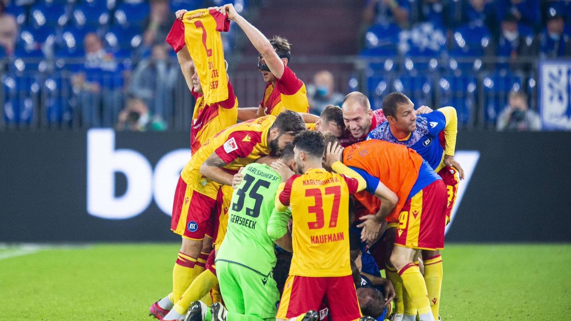 Marco Thiede (Karlsruhe und Robin Bormuth (Karlsruhe) heben ein Trikot von Sebastian Jung (Karlsruhe) hoch. Marco Thiede (Karlsruhe und Robin Bormuth (Karlsruhe) heben ein Trikot von Sebastian Jung (Karlsruhe) hoch.