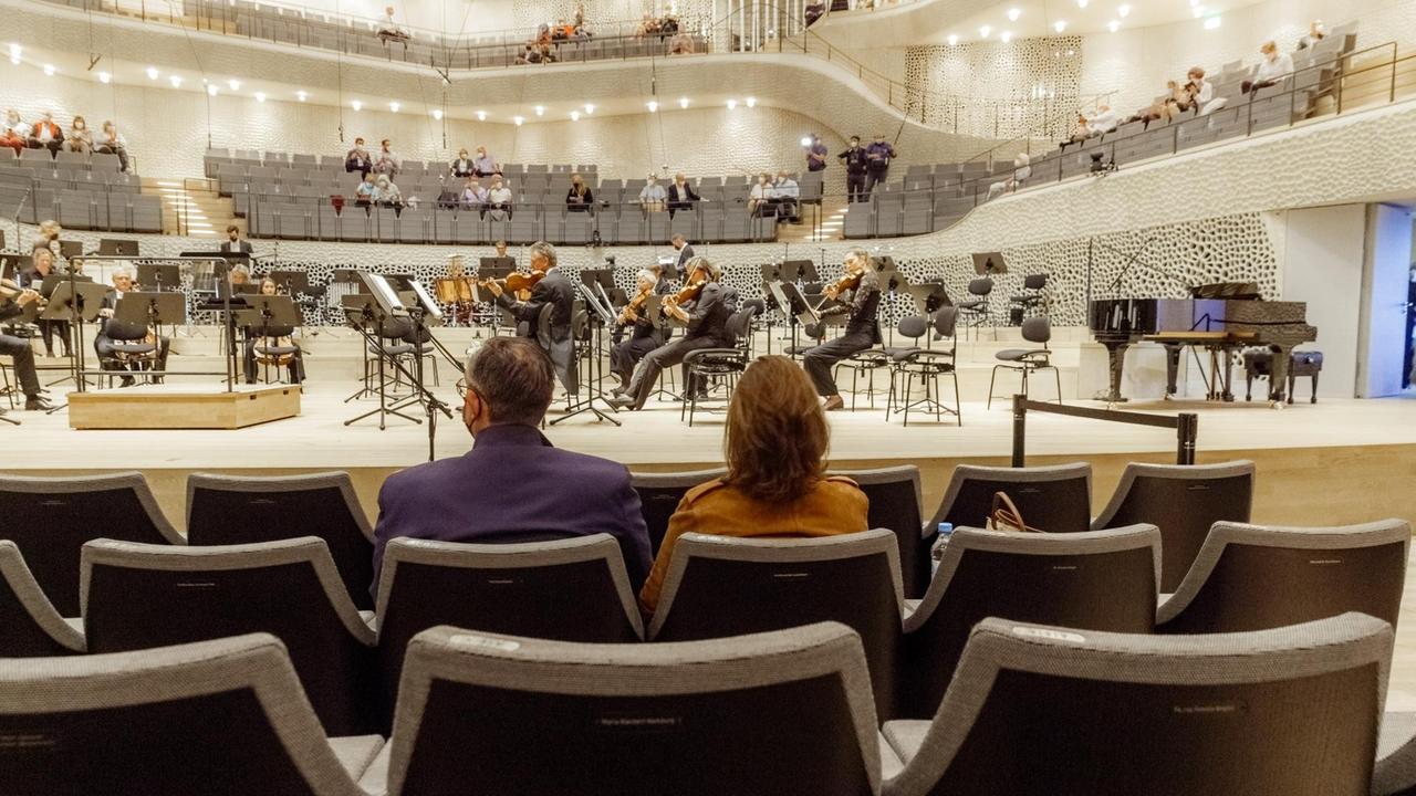 Zahlreiche Plätze bleiben coronabedingt unbesetzt zur Wiedereröffnung der Elbphilharmonie mit dem Konzert
Zahlreiche Plätze bleiben coronabedingt unbesetzt zur Wiedereröffnung der Elbphilharmonie mit dem Konzert