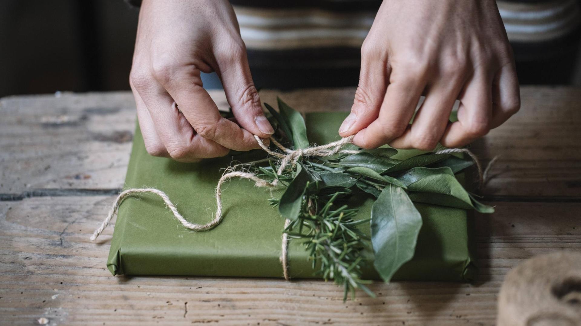 Ein Geschenk wird eingepackt Ein Geschenk wird eingepackt