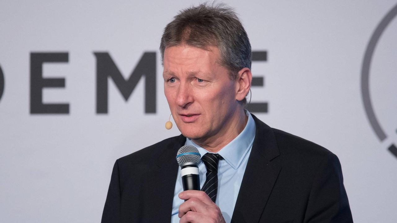 19.03.2018, xfux, Fussball, Festakt anlässlich der Beendigung des 64. Fußball-Lehrer-Lehrgangs, emspor emonline, v.l. Frank Wormuth (Fußballlehrerausbildung an derr Hennes-Weisweiler-Akademie des Deutschen Fußball-Bundes DFB) Neu Isenburg *** 19 03 2018 xfux football ceremony on the occasion of the end of the 64 football teacher training course emspor emonline v l Frank Wormuth football teacher training at the Hennes Weisweiler Academy of the German Football Association DFB Neu Isenburg 19.03.2018, xfux, Fussball, Festakt anlässlich der Beendigung des 64. Fußball-Lehrer-Lehrgangs, emspor emonline, v.l. Frank Wormuth (Fußballlehrerausbildung an derr Hennes-Weisweiler-Akademie des Deutschen Fußball-Bundes DFB) Neu Isenburg *** 19 03 2018 xfux football ceremony on the occasion of the end of the 64 football teacher training course emspor emonline v l Frank Wormuth football teacher training at the Hennes Weisweiler Academy of the German Football Association DFB Neu Isenburg