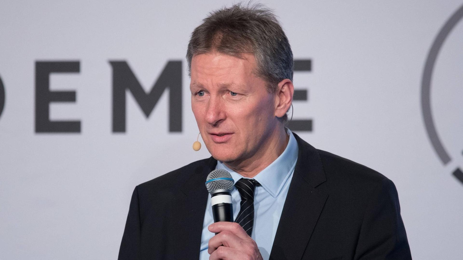 19.03.2018, xfux, Fussball, Festakt anlässlich der Beendigung des 64. Fußball-Lehrer-Lehrgangs, emspor emonline, v.l. Frank Wormuth (Fußballlehrerausbildung an derr Hennes-Weisweiler-Akademie des Deutschen Fußball-Bundes DFB) Neu Isenburg *** 19 03 2018 xfux football ceremony on the occasion of the end of the 64 football teacher training course emspor emonline v l Frank Wormuth football teacher training at the Hennes Weisweiler Academy of the German Football Association DFB Neu Isenburg 19.03.2018, xfux, Fussball, Festakt anlässlich der Beendigung des 64. Fußball-Lehrer-Lehrgangs, emspor emonline, v.l. Frank Wormuth (Fußballlehrerausbildung an derr Hennes-Weisweiler-Akademie des Deutschen Fußball-Bundes DFB) Neu Isenburg *** 19 03 2018 xfux football ceremony on the occasion of the end of the 64 football teacher training course emspor emonline v l Frank Wormuth football teacher training at the Hennes Weisweiler Academy of the German Football Association DFB Neu Isenburg