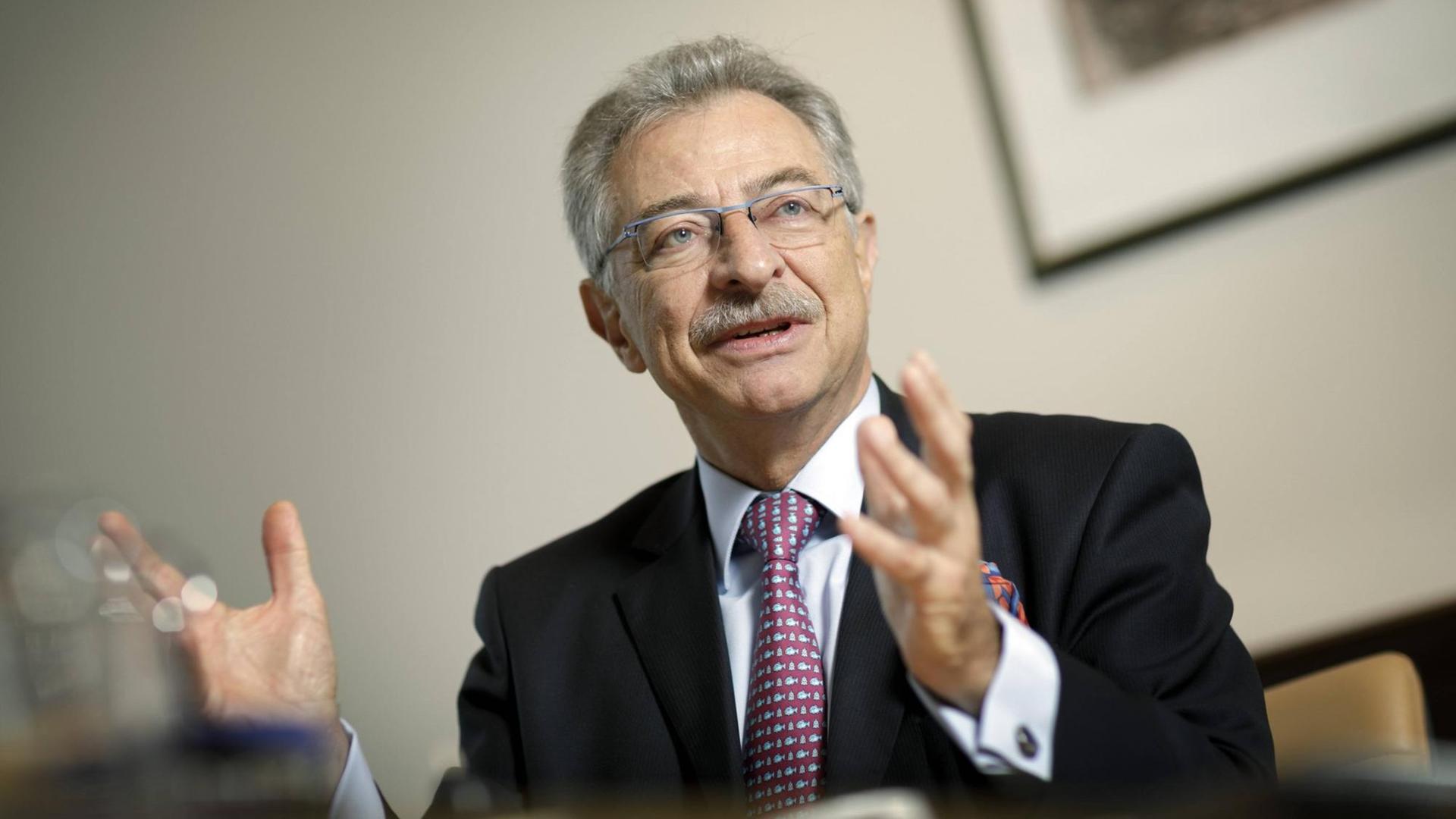 Das Bild zeigt Dieter Kempf, den Praesidenten Bundesverband der Deutschen Industrie (BDI). Er gestikuliert während eines Interviews. Das Bild zeigt Dieter Kempf, den Praesidenten Bundesverband der Deutschen Industrie (BDI). Er gestikuliert während eines Interviews.