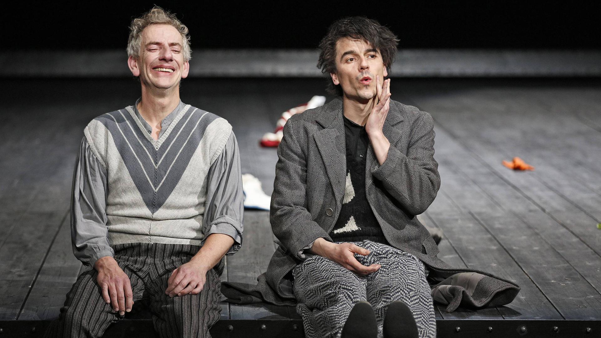 Joseph Roths "Hiob" am Deutschen Theater Berlin (31.03.2016). Im Bild: Bernd Moss als Mendel Singer und Alexander Khuon als Menuchim. Joseph Roths "Hiob" am Deutschen Theater Berlin (31.03.2016). Im Bild: Bernd Moss als Mendel Singer und Alexander Khuon als Menuchim.