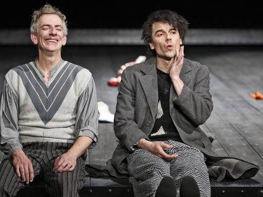 Joseph Roths "Hiob" am Deutschen Theater Berlin (31.03.2016). Im Bild: Bernd Moss als Mendel Singer und Alexander Khuon als Menuchim.