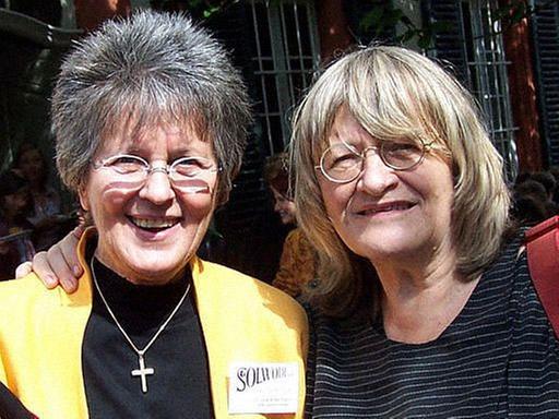 Ordensschwester Lea Ackermann (l.) und Alice Schwarzer, 2005