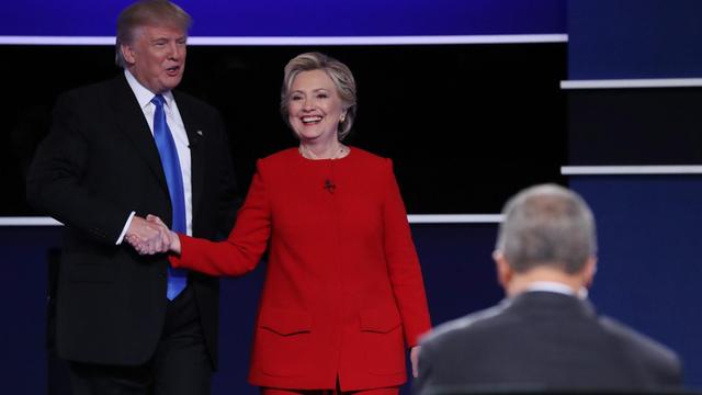 Donald Trump (rechts) und Hillary Clinton reichen sich die Hand