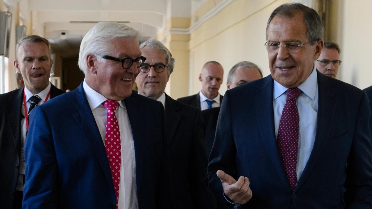 Bundesaußenminister Frank-Walter Steinmeier und der russische Außenminister Sergej Lawrow in Jekaterinburg. Bundesaußenminister Frank-Walter Steinmeier und der russische Außenminister Sergej Lawrow in Jekaterinburg.