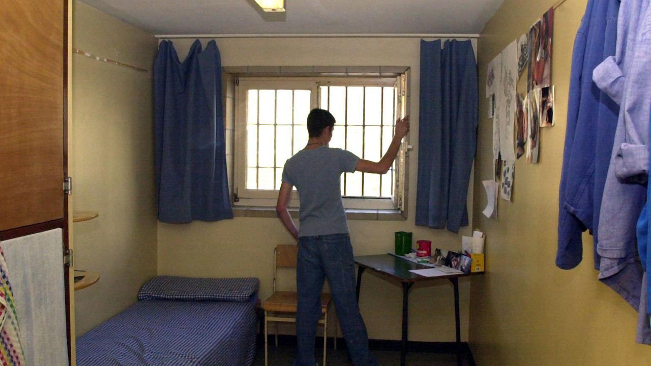 Ein Häftling steht in der Jugendstrafanstalt Adelsheim an seinem Zellenfenster. Ein Häftling steht in der Jugendstrafanstalt Adelsheim an seinem Zellenfenster.