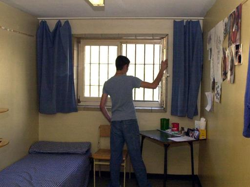 Ein Häftling steht in der Jugendstrafanstalt Adelsheim an seinem Zellenfenster.