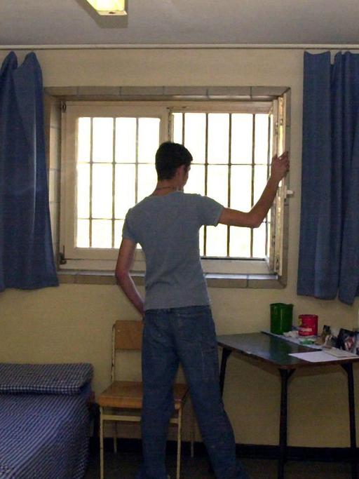 Ein Häftling steht in der Jugendstrafanstalt Adelsheim an seinem Zellenfenster.