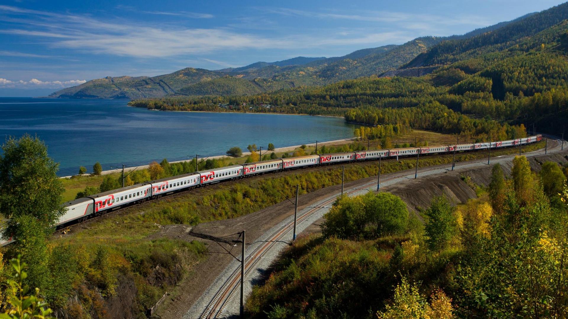 Die Transsibirische Eisenbahn am Baikal-See. Die Transsibirische Eisenbahn am Baikal-See.