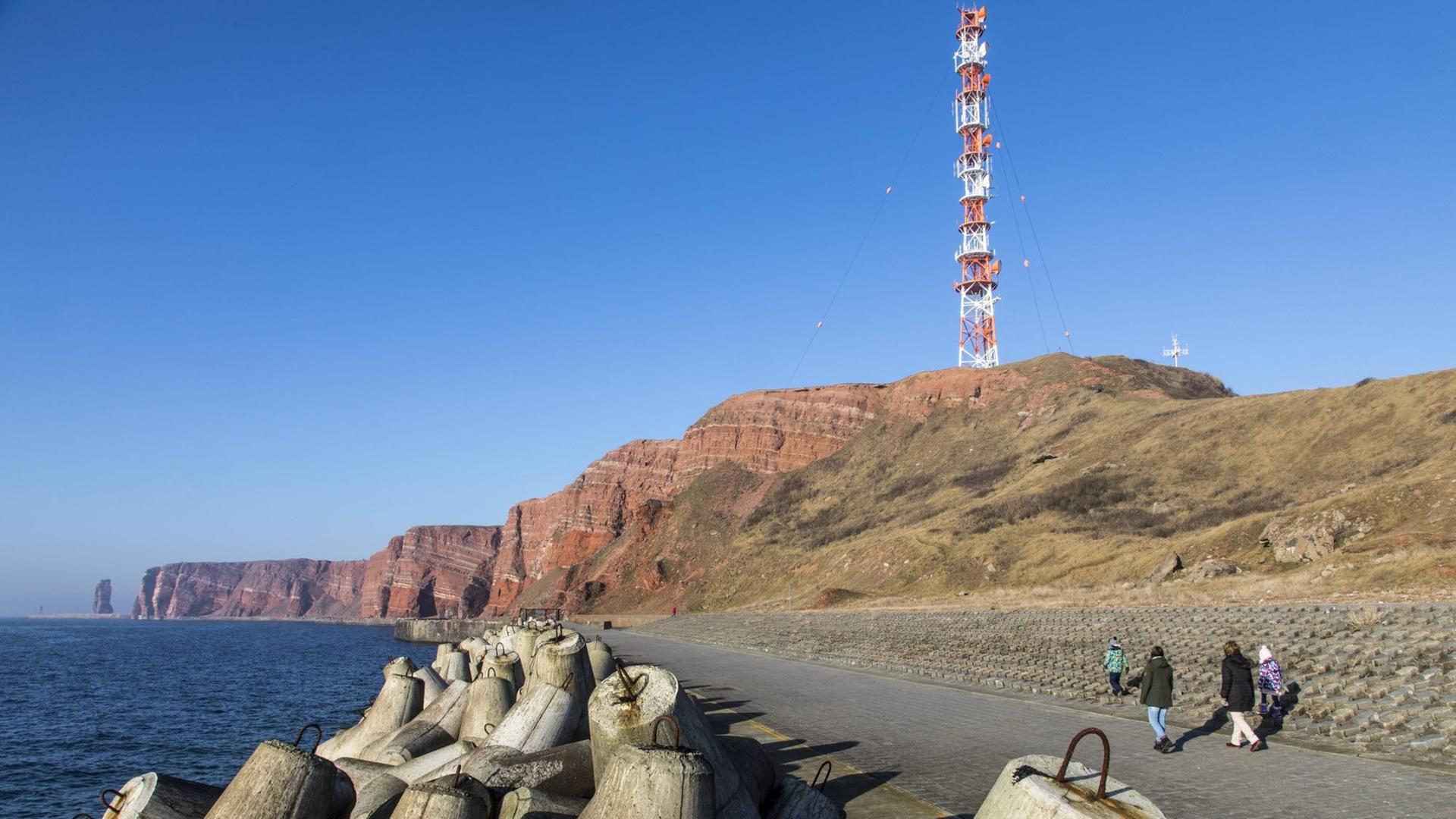 Die Nordsee-Insel Helgoland, im Vorder-Grund sind Wellen-Brecher. Die Nordsee-Insel Helgoland, im Vorder-Grund sind Wellen-Brecher.