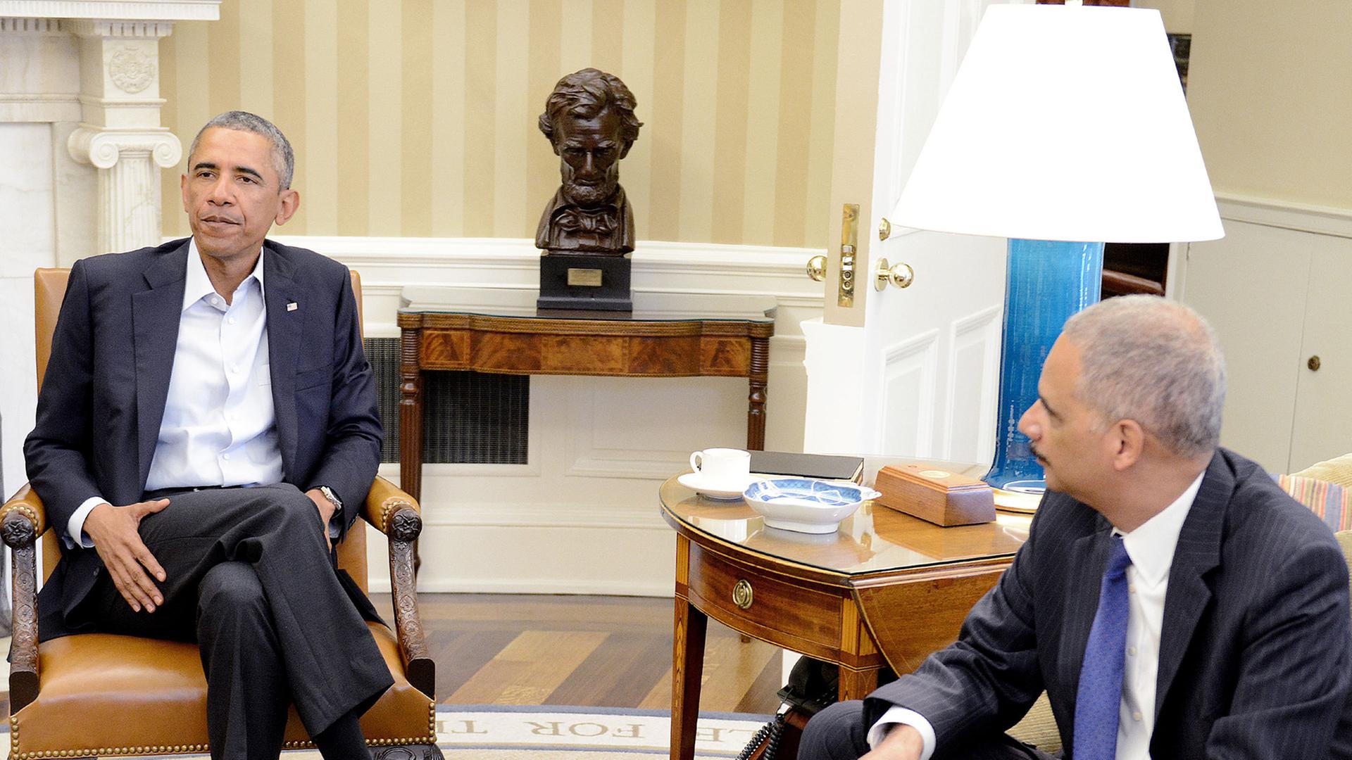 US-Präsident Obama bespricht mit Justizminister Eric H. Holder im Weißen Haus die Situation in Ferguson US-Präsident Obama bespricht mit Justizminister Eric H. Holder im Weißen Haus die Situation in Ferguson
