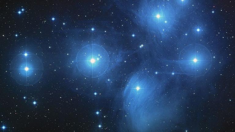 Aldebaran folgt am Firmament den Plejaden, einem offenen Sternhaufen im Stier Aldebaran folgt am Firmament den Plejaden, einem offenen Sternhaufen im Stier