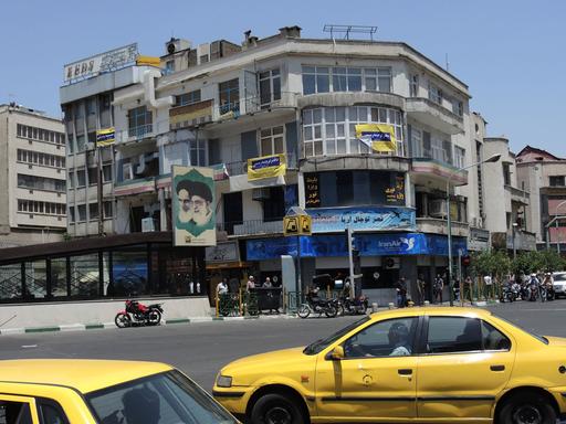 Taxis fahren durch Teheran, der Hauptstadt des Iran.