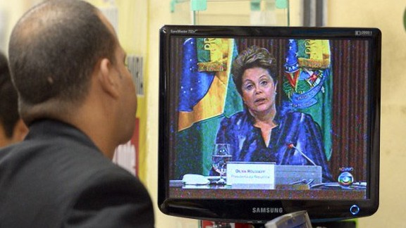 Die brasilianische Regierungschefin Dilma Roussef wendet sich in einer Rede an die Nation, um die aufgeheizte Stimmung im Land abzumilden. Die brasilianische Regierungschefin Dilma Roussef wendet sich in einer Rede an die Nation, um die aufgeheizte Stimmung im Land abzumilden.