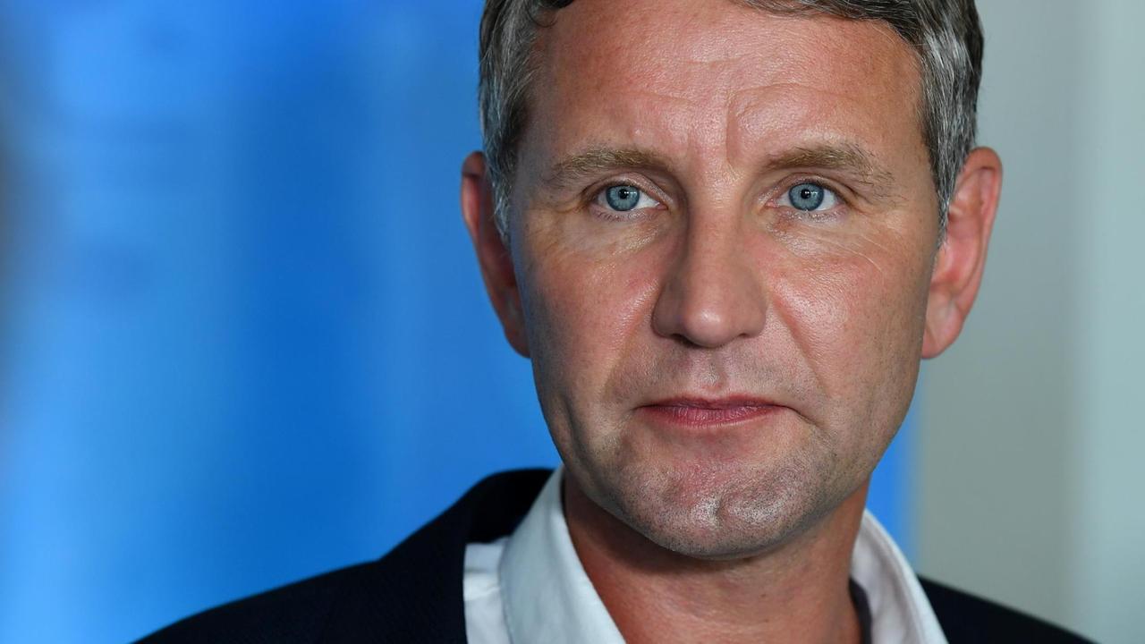 Björn Höcke, Landessprecher der AfD von Thüringen, gibt ein Interview am Rande des Landesparteitages. Björn Höcke, Landessprecher der AfD von Thüringen, gibt ein Interview am Rande des Landesparteitages.