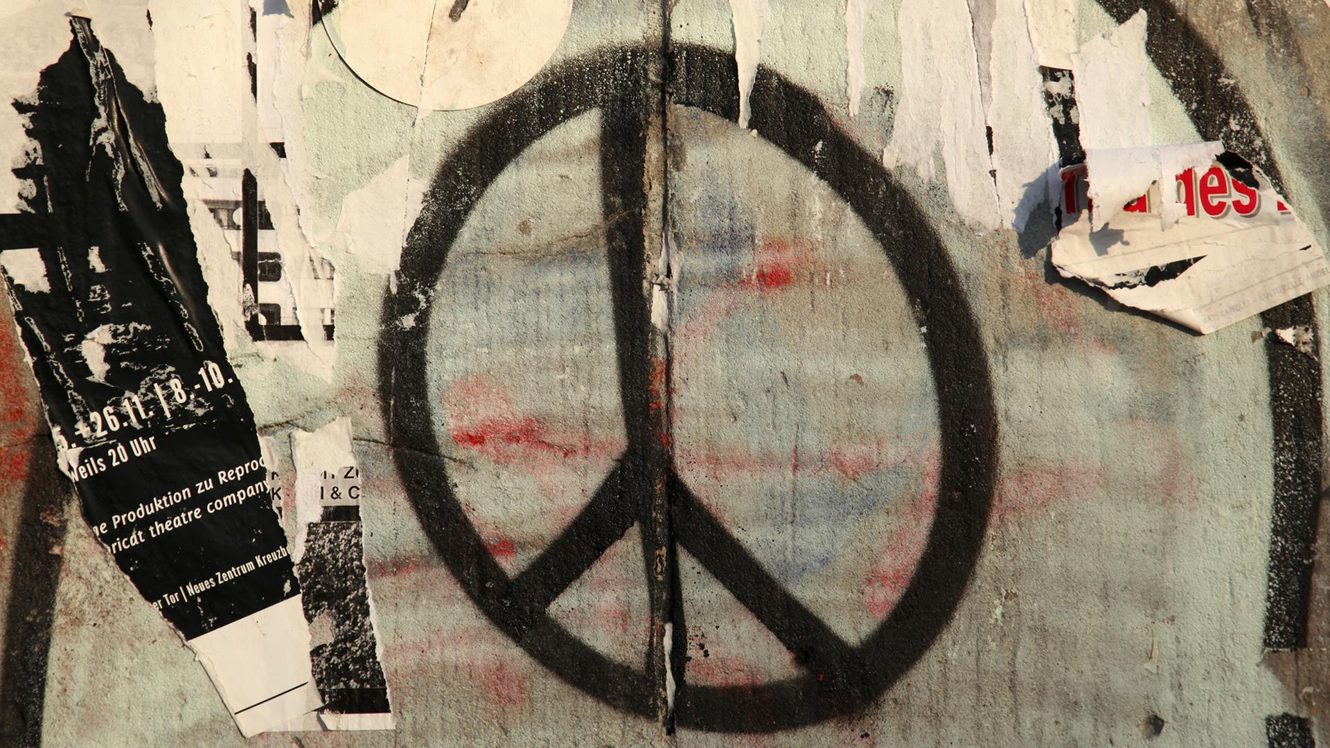 Friedenszeichen, gemalt auf eine Wand in Berlin-Kreuzberg Friedenszeichen, gemalt auf eine Wand in Berlin-Kreuzberg