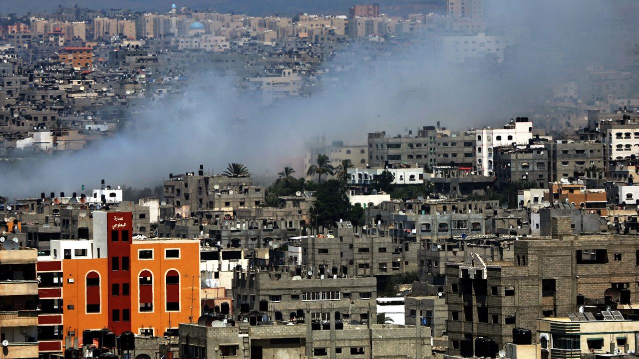 Rauch steigt auf nach einem israelischen Luftangriff auf Gaza Stadt am 28. Juli 2014. Rauch steigt auf nach einem israelischen Luftangriff auf Gaza Stadt am 28. Juli 2014.