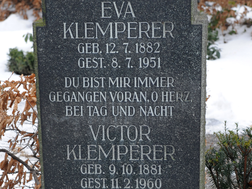 Blick auf das Grab von Eva und Victor Klemperer in Dresden. Die 1995 erschienenen Tagebücher "Ich will Zeugnis ablegen bis zum letzten" von Victor Klemperer gelten als eine der eindrücklichsten Schilderungen des Nationalsozialismus von 1933 bis 1945.
