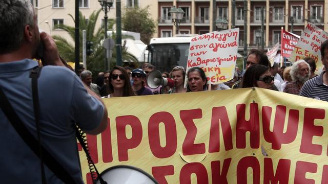 Ärzte und medizinisches Personal während einer Demonstration in Athen.