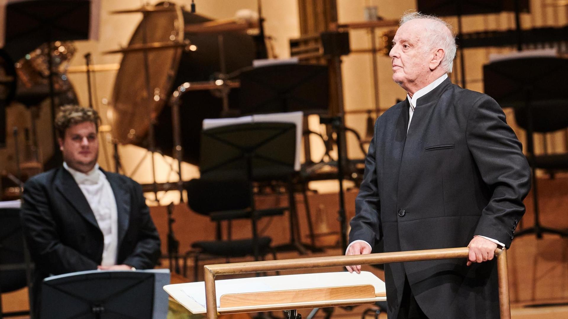 Daniel Barenboim, Generalmusikdirektor der Staatsoper Unter den Linden, steht am Pult und schaut zu den wenigen Konzertbesuchern. Anlass der Aufführung ist das 450. Gründungsjubiläum der Staatskapelle Berlin. Daniel Barenboim, Generalmusikdirektor der Staatsoper Unter den Linden, steht am Pult und schaut zu den wenigen Konzertbesuchern. Anlass der Aufführung ist das 450. Gründungsjubiläum der Staatskapelle Berlin.