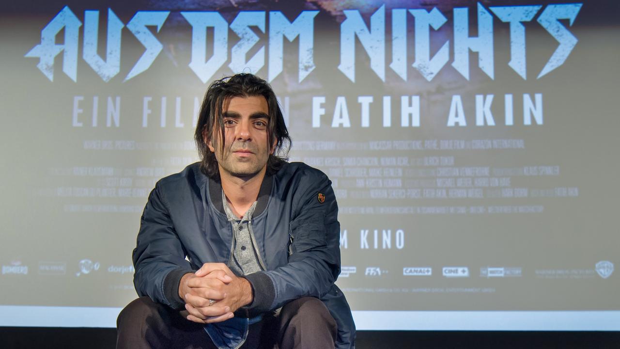 Der Regisseur Fatih Akin vor einem Plakat des Films "Aus dem Nichts"