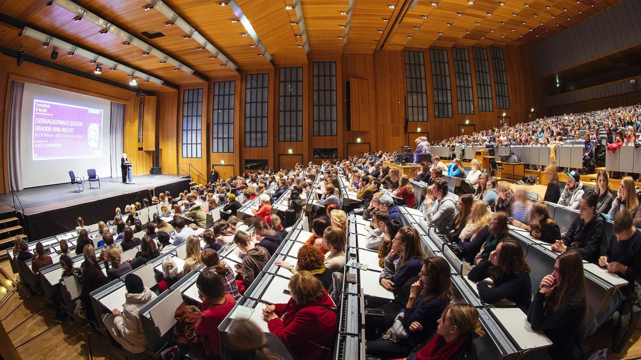 Blick in die Aula 2 im Hauptgebäude der Universität zu Köln. Blick in die Aula 2 im Hauptgebäude der Universität zu Köln.