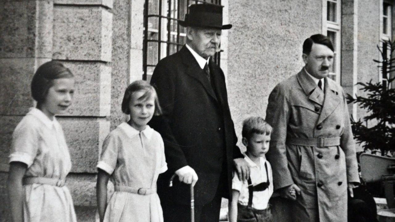 Die Aufnahme zeigt Reichspräsident Paul von Hindenburg mit Adolf Hitler im Jahr 1929. | Verwendung weltweit | picture alliance