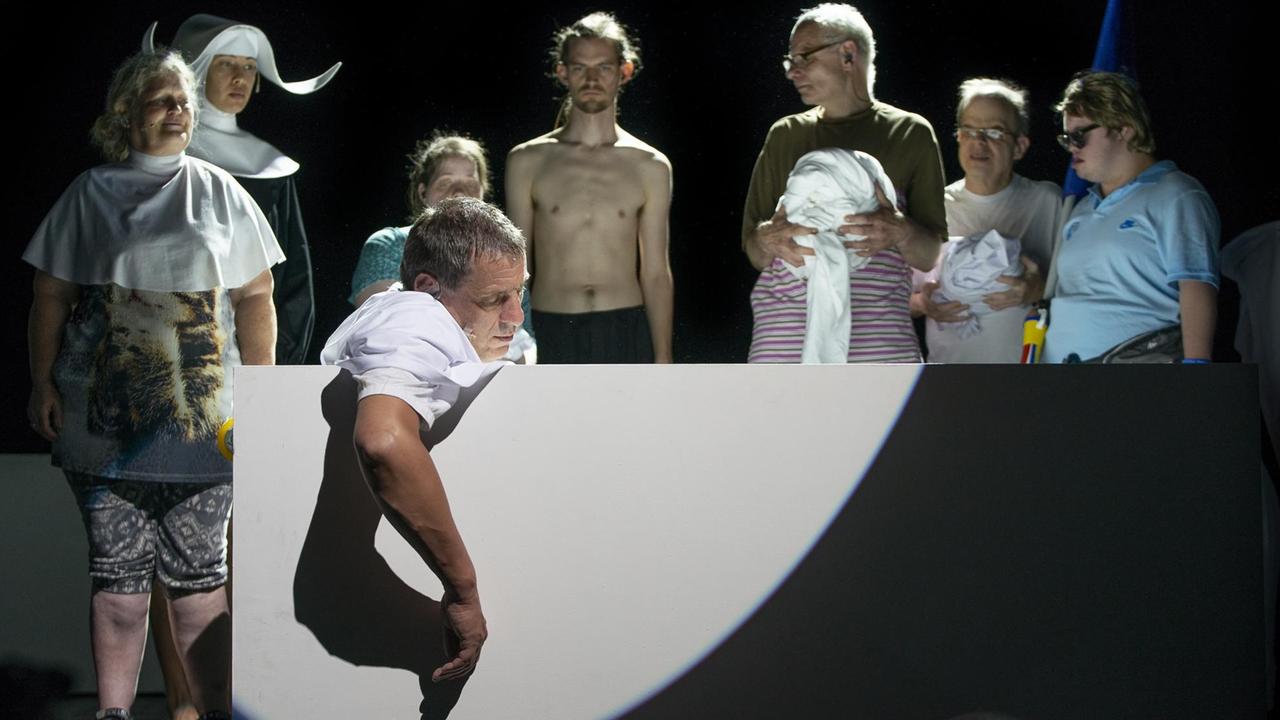Roswitha Kons, Dasniya Sommer, Rolf Fey (vorne), Nicole Schnippenkötter, Lukas von der Lühe, Andreas Stebner, Jörg Eiben, Lino Reifferscheidt (v. li.) Roswitha Kons, Dasniya Sommer, Rolf Fey (vorne), Nicole Schnippenkötter, Lukas von der Lühe, Andreas Stebner, Jörg Eiben, Lino Reifferscheidt (v. li.)