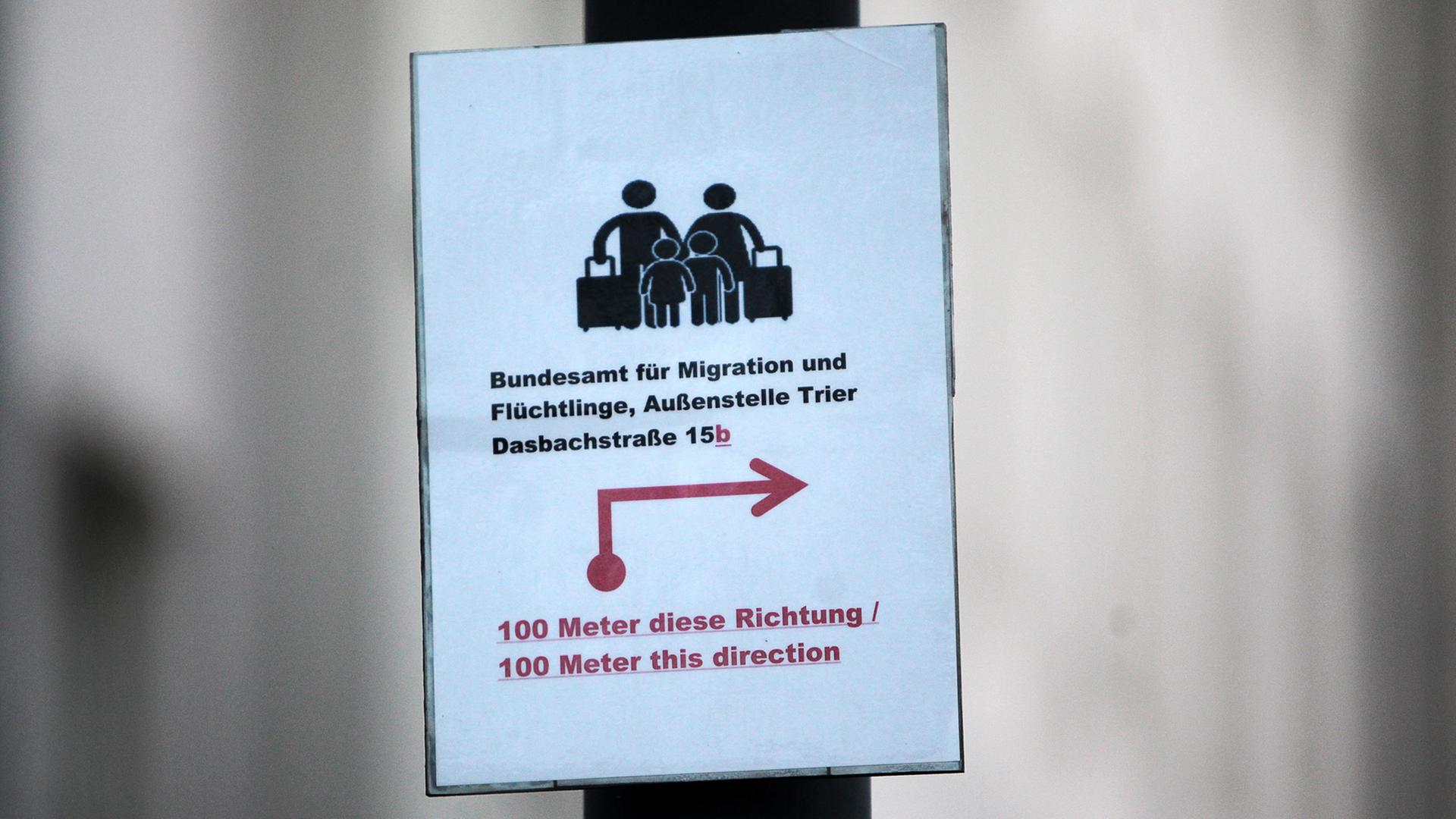Die Gebäude und Hinweis-Schilder des Bundesamts für Migration und Flüchtlinge (BAMF), aufgenommen auf dem Areal der Einrichtung in Trier.