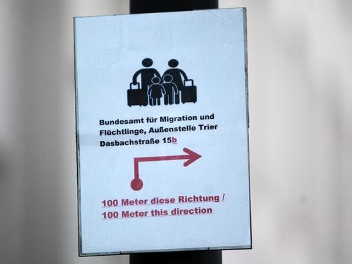 Die Gebäude und Hinweis-Schilder des Bundesamts für Migration und Flüchtlinge (BAMF), aufgenommen auf dem Areal der Einrichtung in Trier.