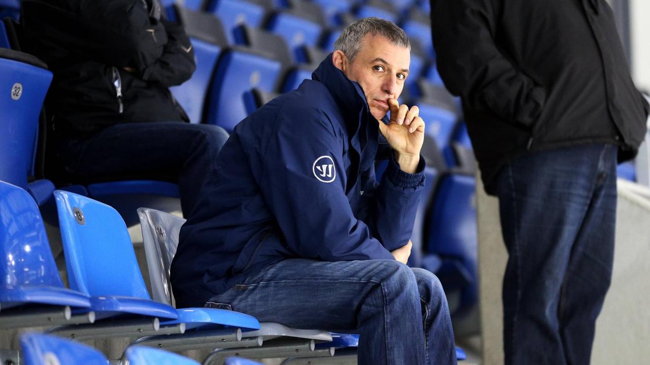 Der ehemalige Eishockeyspieler Uli Liebsch sitzt in einem Eisstadion und blickt in die Kamera. Der ehemalige Eishockeyspieler Uli Liebsch sitzt in einem Eisstadion und blickt in die Kamera.