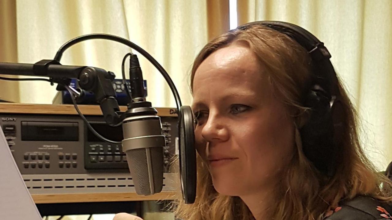 Sarah Bosetti, deutsche Preisträgerin des Salzburger Stiers 2020, aufgenommen während der Verleihung im Studio in Berlin Sarah Bosetti, deutsche Preisträgerin des Salzburger Stiers 2020, aufgenommen während der Verleihung im Studio in Berlin