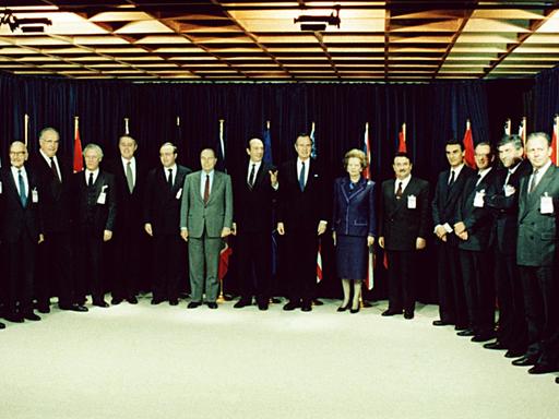 Gruppenbild der Staats- und Regierungschefs bei einem Gipfeltreffen im Dezember 1989 in Brüssel