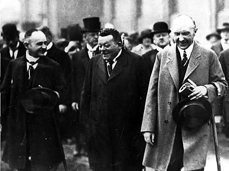 Der damalige Reichspräsident Friedrich Ebert (Mitte), zusammen mit dem damaligen Kölner Oberbürgermeister Konrad Adenauer (rechts) in Köln, 1920