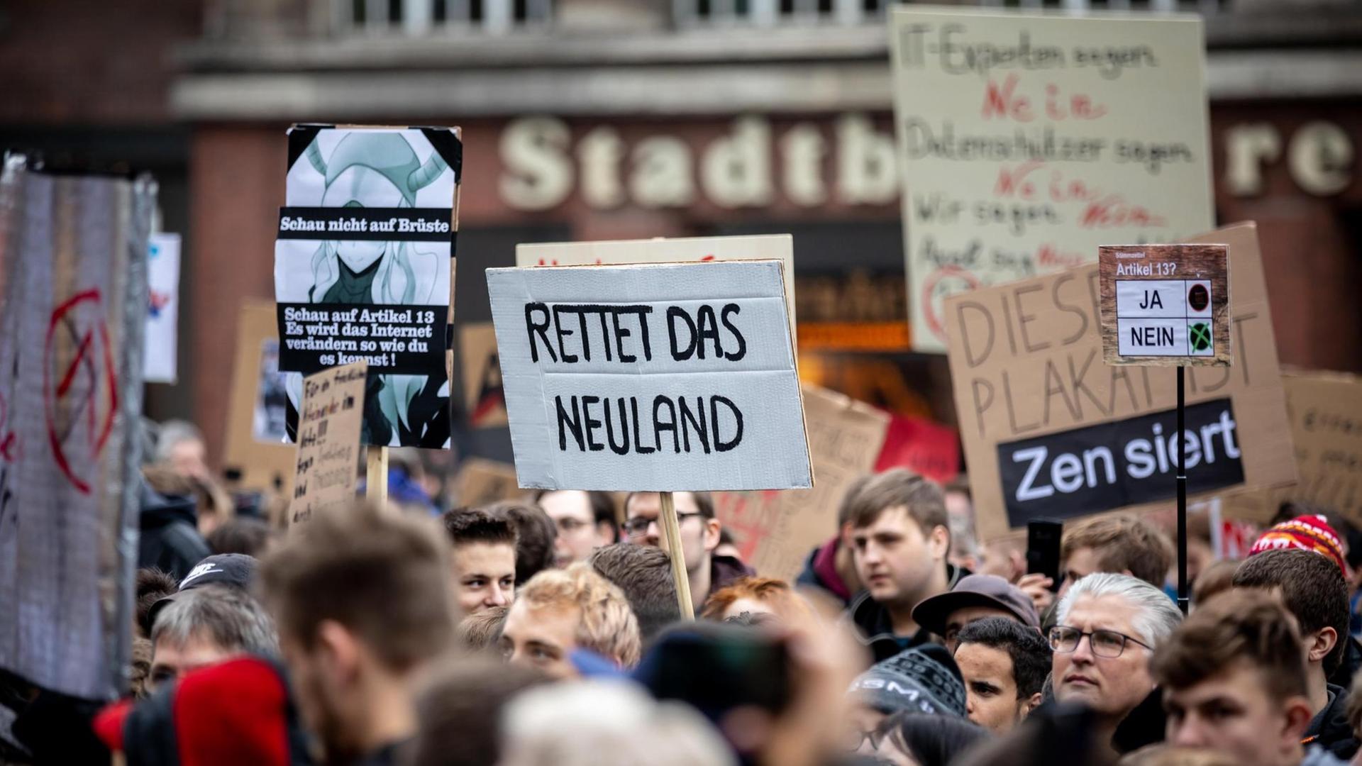 Foto von Demonstrierenden mit vielen Demoschildern bei den Protesten gegen die EU-Urheberrechtsreform Foto von Demonstrierenden mit vielen Demoschildern bei den Protesten gegen die EU-Urheberrechtsreform