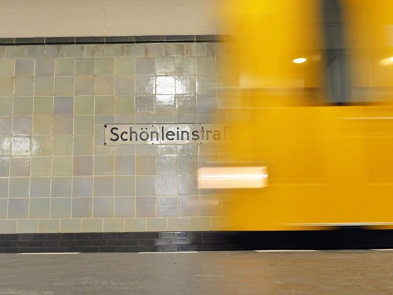 Eine U-Bahn fährt am 09.05.2017 in Berlin in den Bahnhof Schönleinstraße.