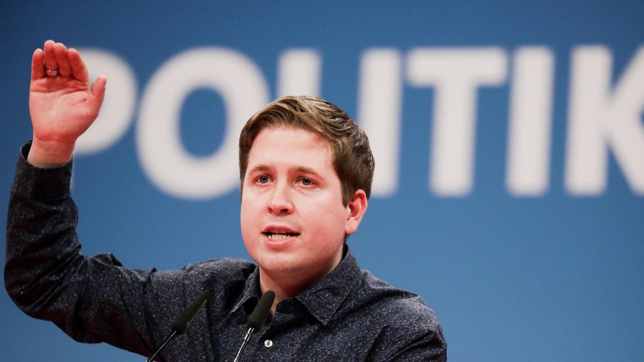 Kevin Kühnert spricht und gestikuliert am Rednerpult. Kevin Kühnert spricht und gestikuliert am Rednerpult.