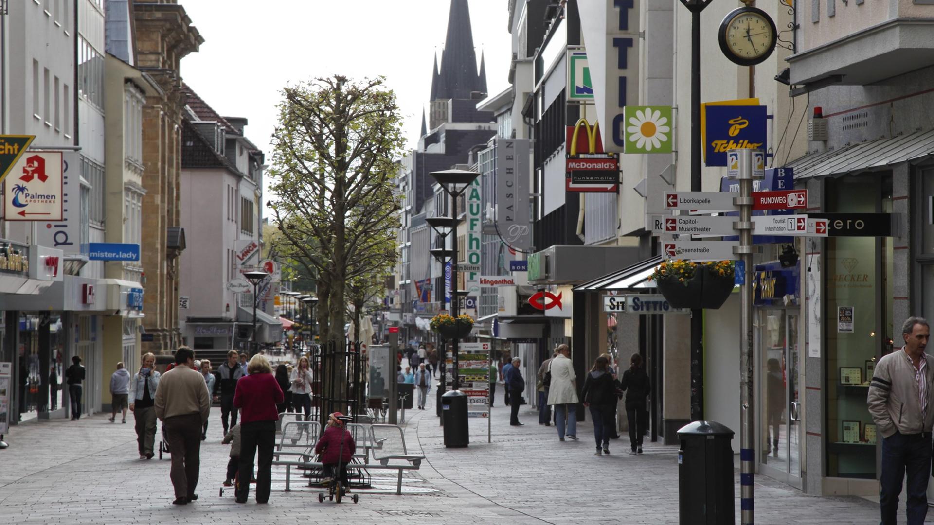 Die Fußgängerzone Westernstraße in Paderborn Die Fußgängerzone Westernstraße in Paderborn