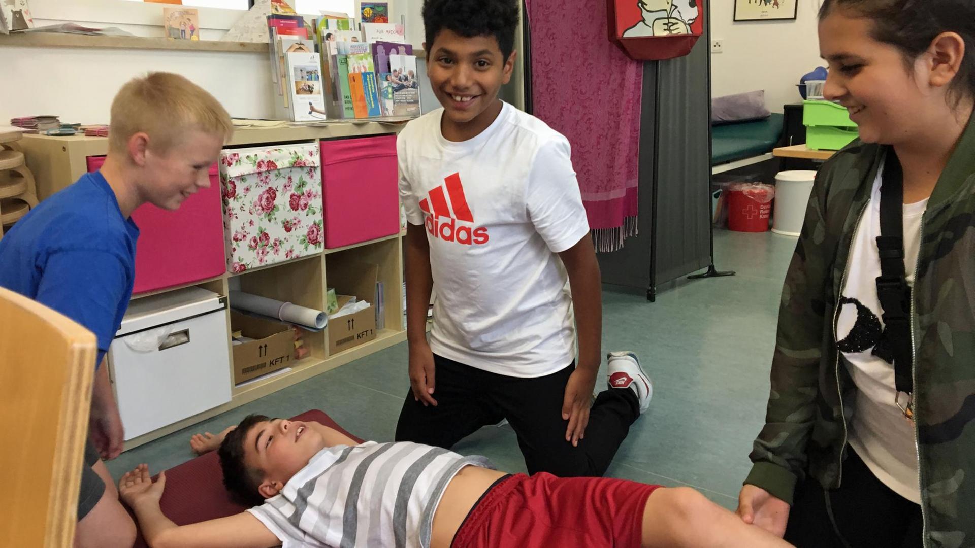 Kinder beim Erlernen von Erste-Hilfe-Maßnamen in der "Schulsanitäter-AG" an der Ernst-Reuter Schule in Frankfurt in Hessen Kinder beim Erlernen von Erste-Hilfe-Maßnamen in der "Schulsanitäter-AG" an der Ernst-Reuter Schule in Frankfurt in Hessen