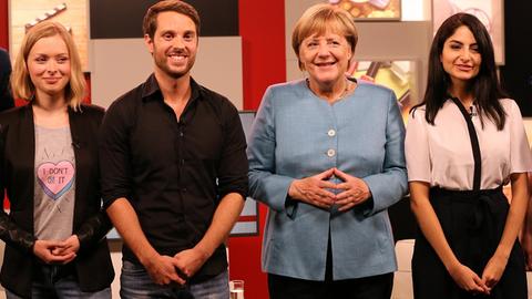 Bundeskanzlerin Angela Merkel am 16.08.2017 in Berlin mit YouTubern nachdem sie von ItsColeslaw, MrWissen2Go und Ischtar Isik interviewt wurde.