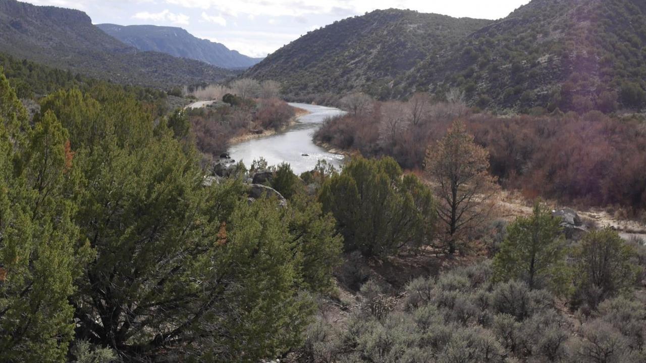 Der Rio Grande verläuft in einem tiefen Tal Der Rio Grande verläuft in einem tiefen Tal