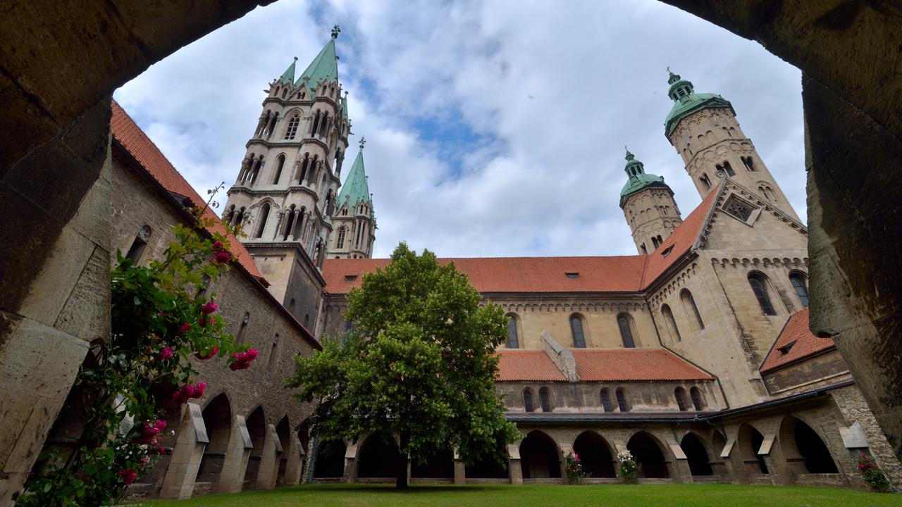 Blick auf den Dom St. Peter und Paul in Naumburg (Sachsen-Anhalt). Der Dom ist das Wahrzeichen der Region und stammt zum größten Teil aus der ersten Hälfte des 13. Jahrhunderts. Er gehört zu den bedeutendsten Bauwerken der Spätromanik in Sachsen-Anhalt. Blick auf den Dom St. Peter und Paul in Naumburg (Sachsen-Anhalt). Der Dom ist das Wahrzeichen der Region und stammt zum größten Teil aus der ersten Hälfte des 13. Jahrhunderts. Er gehört zu den bedeutendsten Bauwerken der Spätromanik in Sachsen-Anhalt.